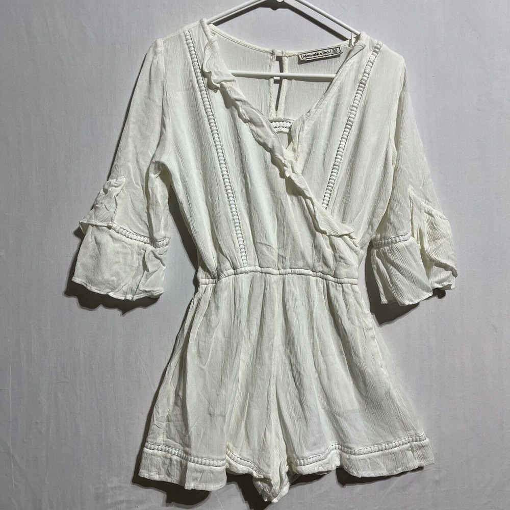 Abercrombie & Fitch Ruffle Romper Women's‎ XS White Eyelet Lace Surplice Neck